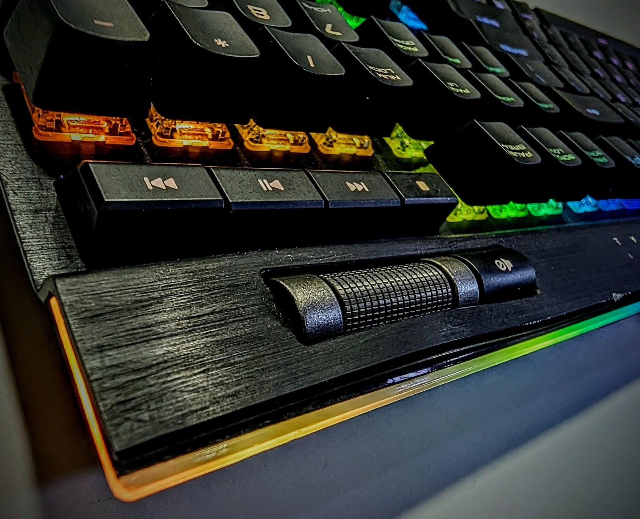 Corsair K95 RGB PLATINUM Mechanical Gaming Keyboard — CHERRY® MX Speed — Black image 5